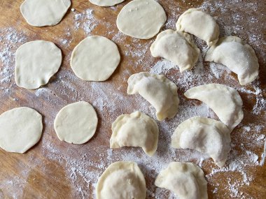 Çiğ köfte ve patates. Tahta üzerinde hazır hamur tatlısı. Turta heykeli, yakın plan.