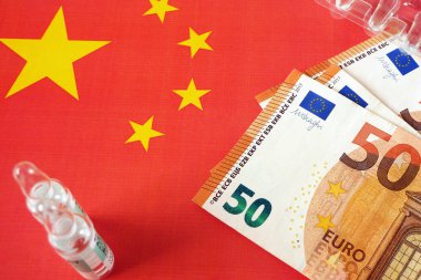 Çin bayrağı, koronavirüs aşısı ve avro parası ile şırıngalar, satın alma ve üretim aşısı için para, Çin aşısı ithalatı