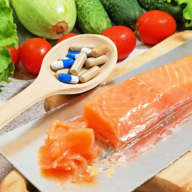 Sağlıklı gıda haplara karşı. Somon, sebze, meyve, ilaç ve uyuşturucuya karşı. Yakın çekim.