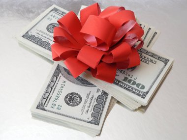 Gümüş Xmas arka planında yay rotasyonlu para yığını, mutlu noeller, mutlu yıllar, zenginlik ve sağlık konsepti, yakın çekim