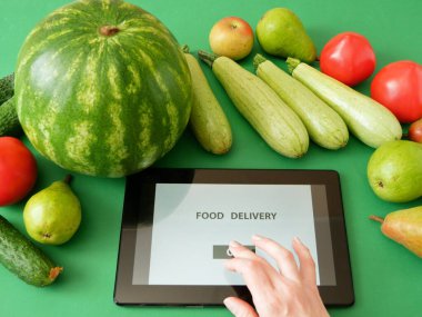 Organik sebzeler ve pamuk poşetindeki meyveler ve tablet bilgisayar, çevrimiçi pazar, ev konseptinde yeşil market teslimatı, online konsept satın al