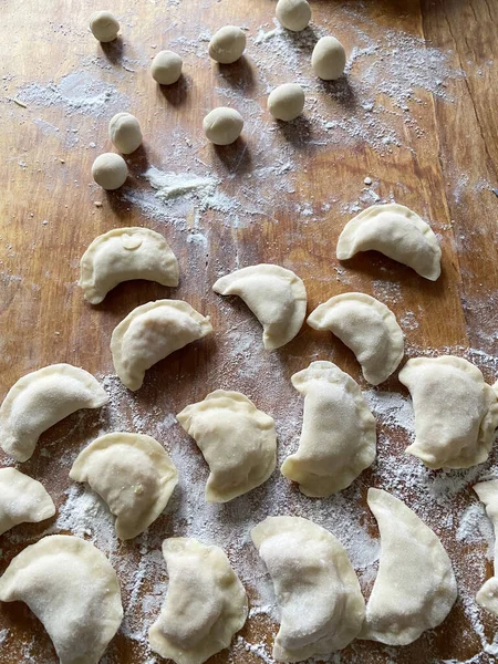 Dumpling Med Potatis Förbered Dumplings Träskiva Skulptera Pajer Närbild — Stockfoto