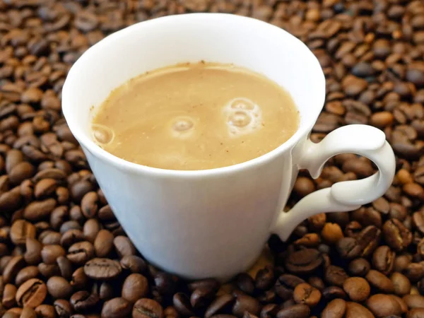 Varmt Välsmakande Kaffe Kopp Med Kaffebönor Trä Bakgrund Närbild — Stockfoto