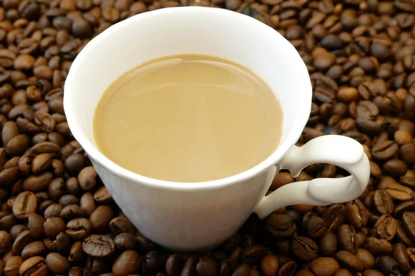 Varmt Välsmakande Kaffe Kopp Med Kaffebönor Trä Bakgrund Närbild — Stockfoto