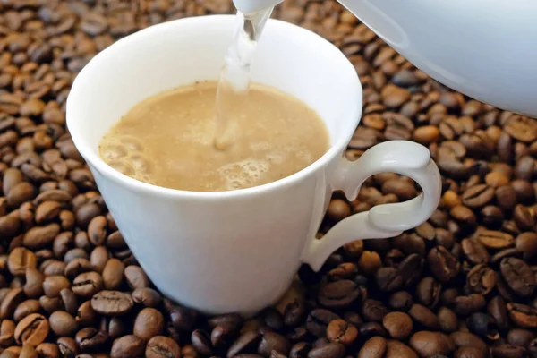 热咖啡加咖啡豆 木制背景 — 图库照片