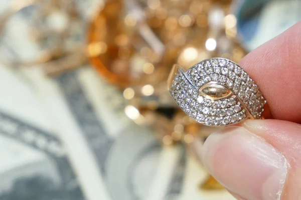 Elinde Altın Yüzük Altın Gümüş Para Mücevheri Rehinci Konsepti Kuyumcu — Stok fotoğraf
