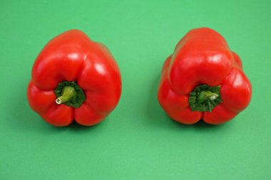 Yeşil arka planda kırmızı biber grubu, çan biberi, kırmızı biber.