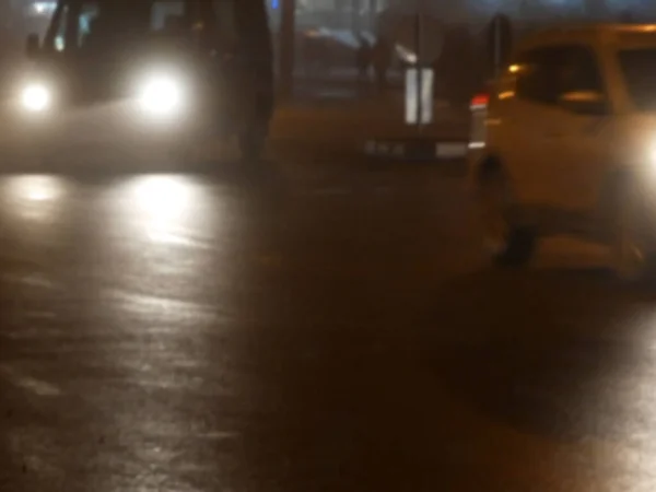 Cars Drive Wet Road Night Fog Cars Light Defocus Road — Stock Photo, Image