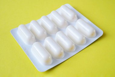 Beyaz haplar sarı arka planda su topladı.