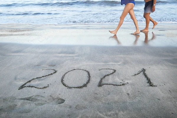 Люди Ходять Пляжі 2021 Році Написані Чорному Вулканічному Піщаному Пляжі — стокове фото