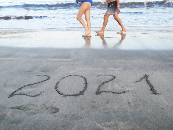 Люди Ходять Пляжі 2021 Році Написані Чорному Вулканічному Піщаному Пляжі — стокове фото