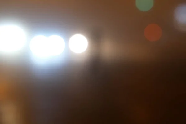 Αυτοκίνητα Φως Defocus Του Δρόμου Ομιχλώδη Νύχτα Αφηρημένη Φόντο — Φωτογραφία Αρχείου