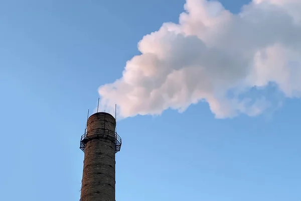 Buizen Met Grijze Rook Blauwe Lucht Torens Van Kerncentrales Tegen — Stockfoto