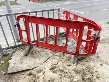 kırmızı ve beyaz beton bariyerler yolu kapatıyor