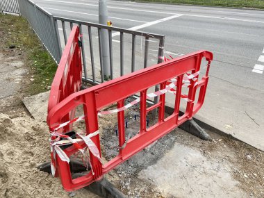 kırmızı ve beyaz beton bariyerler yolu kapatıyor