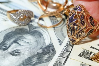 birçok altın ve gümüş mücevher ve para, rehinci konsepti, kuyumcu konsepti