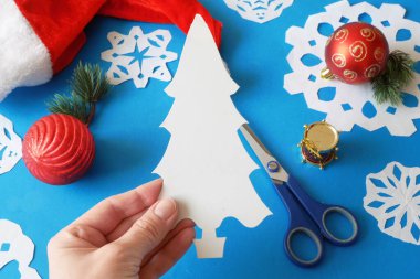 Kar taneleri ve yeni yıl ağacı el işi, mavi arka planda el yapımı yeni yıl süslemesi, Noel havası, yakın çekim.