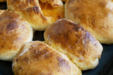 Tepside meyveli taze turtalar.