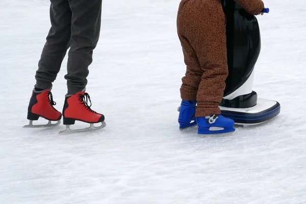 Menschen Mit Kindern Schlittschuhen Eislaufen Freien Auf Der Eisbahn Nahaufnahme — Stockfoto
