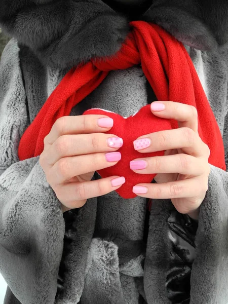 Rood Hart Symbool Vrouw Handen Tegen Achtergrond Van Een Grijze — Stockfoto