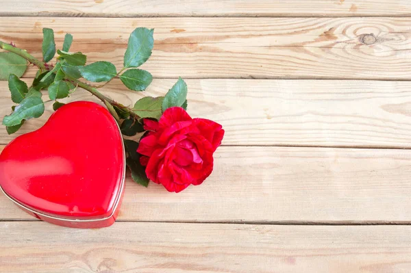 Rosa Roja Fresca Corazón Forma Caja Sobre Fondo Madera Primer — Foto de Stock