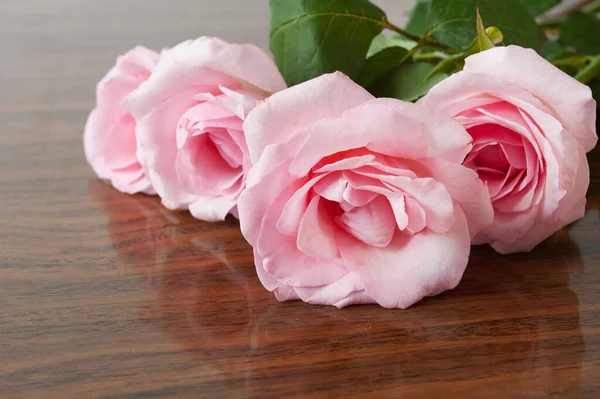 木制背景特写上漂亮的粉红玫瑰束 — 图库照片