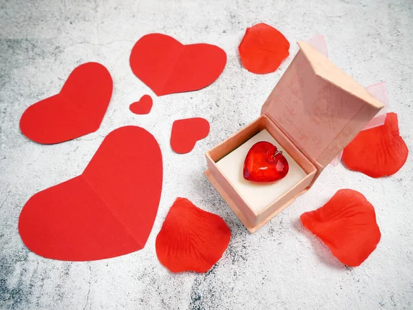 Caja Regalo Con Colgante Corazón Piedra Roja Para Día San — Foto de Stock