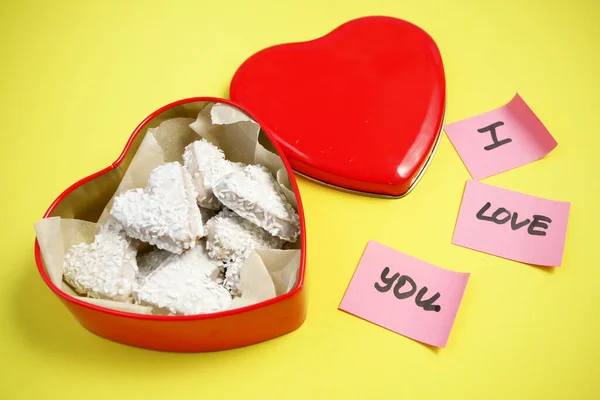 Composición Con Galletas Decoradas Forma Corazón Caja Vista Superior Día — Foto de Stock