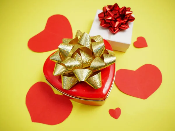 Sevgililer Günü Için Iki Hediye Kutusu Sarı Arka Planda Kalp — Stok fotoğraf