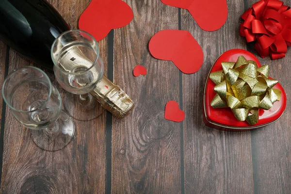 Caja Roja Con Forma Corazón Con Arco Botella Champán Dos — Foto de Stock