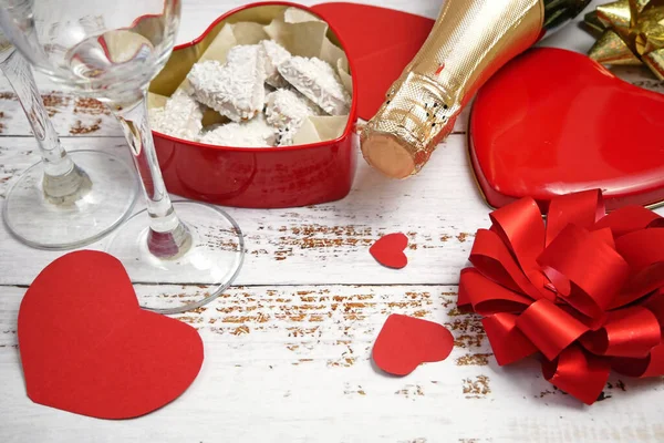 ハートの形をした赤い箱シャンパンボトル2杯バレンタインパーティーのコンセプトクローズアップ — ストック写真