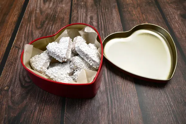 Caja Roja Con Forma Corazón Sabrosas Galletas Con Coco Concepto — Foto de Stock