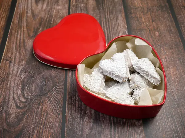 Caja Roja Con Forma Corazón Sabrosas Galletas Con Coco Concepto — Foto de Stock