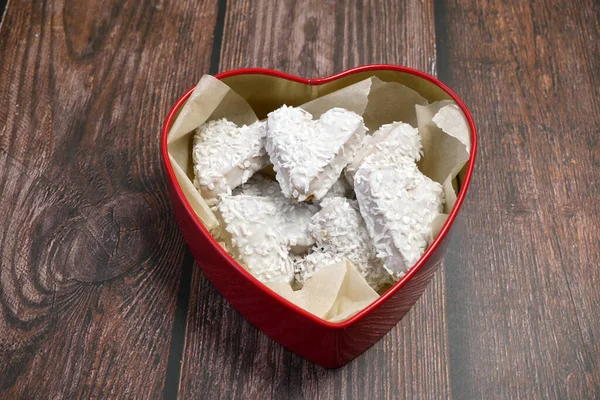 Caja Roja Con Forma Corazón Sabrosas Galletas Con Coco Concepto — Foto de Stock