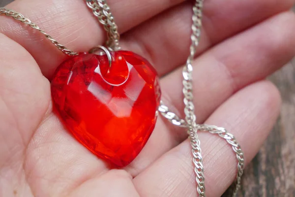 Colgante Rojo Como Corazón Con Cadena Mano Primer Plano — Foto de Stock