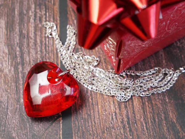 Colgante Rojo Como Corazón Con Cadena Caja Regalo Sobre Fondo — Foto de Stock