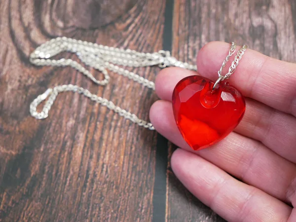 Colgante Rojo Como Corazón Con Cadena Mano Primer Plano — Foto de Stock