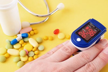 Birçok hap, steteskop, parmak ucu için nabız oksimetresi kan akışının eş zamanlı izlenmesi ve masadaki transkütanöz oksijen, yakın çekim