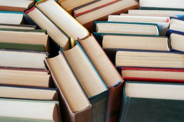 Büyük kitap yığını, kitap rafı