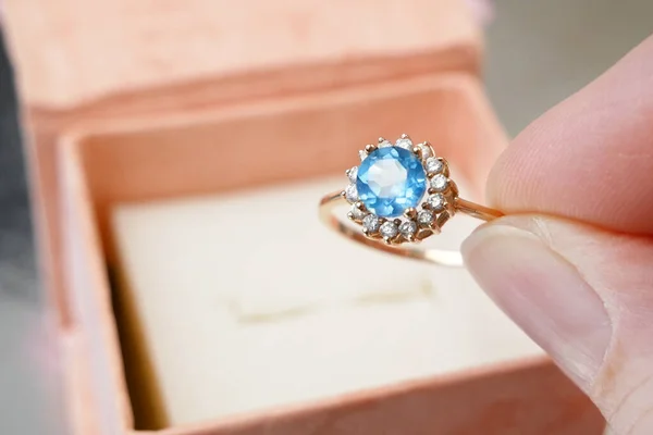 Hermoso Anillo Oro Con Topacio Azul Diamantes Mano Cerca Caja —  Fotos de Stock