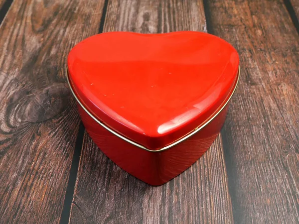 Röd Låda Som Hjärta Trä Bakgrund Närbild — Stockfoto