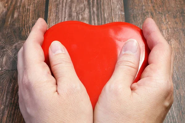 Mani Tengono Scatola Rossa Come Cuore Sfondo Legno Primo Piano — Foto Stock