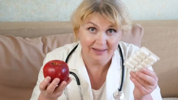 Πορτρέτο Του Γιατρού Δίνοντας Μήλο Και Χάπια Κυψέλη Φρούτα Φάρμακα — Αρχείο Βίντεο