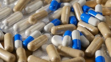 Kabarcıklarda, kapsüllerde ve uyuşturucu rotasyonlarında çok hap var.