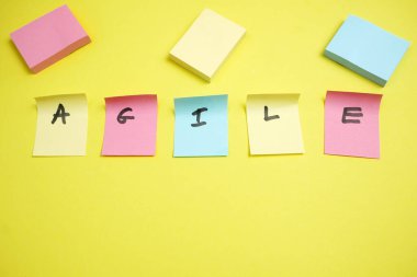 Sarı arkaplan üzerine kağıt görevi ile yazılım kargaşası çevik tahtası, yakın plan