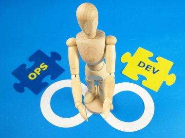 İnsanlar kelimelerle semboller ve bulmacalar yapar. DevOps, kapat.