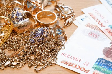 birçok altın ve gümüş mücevher ve para, rehinci konsepti, kuyumcu dükkanı, yakın plan