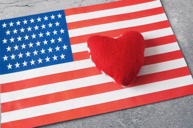 Ulusal Amerikan bayrağı ve kalbi. Şubat 'ta Amerikan Kalbi Ayı, yakın çekim