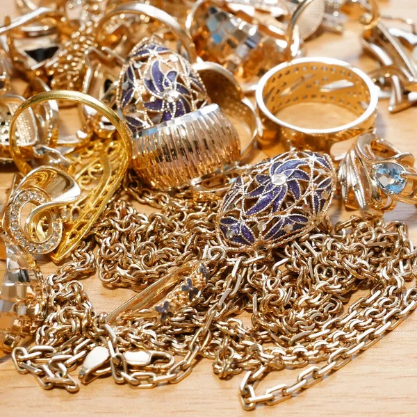 许多金银珠宝镶嵌在木制的背景下 — 图库照片