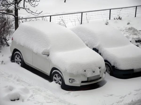 Припаркованные Машины Покрытые Снегом Шторм Городе Вид Сверху Крупный План — стоковое фото